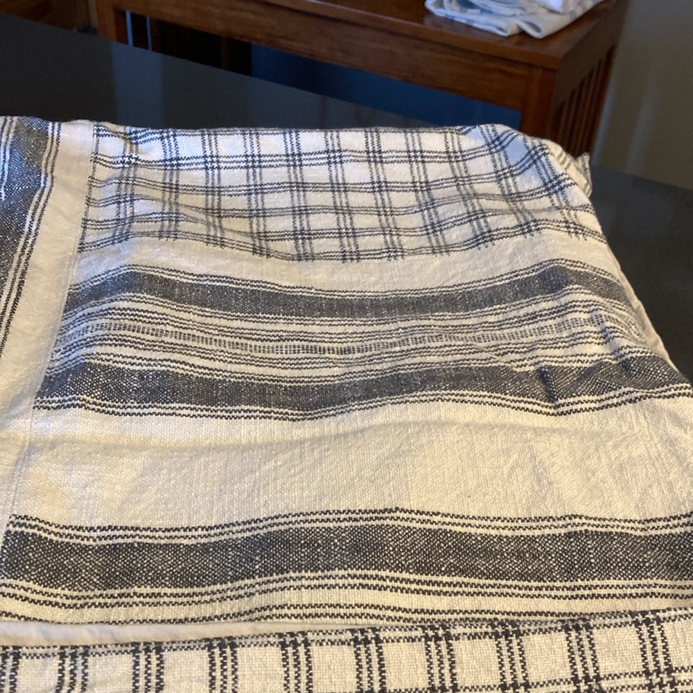 Gray table throw - Picture 3 of 6
